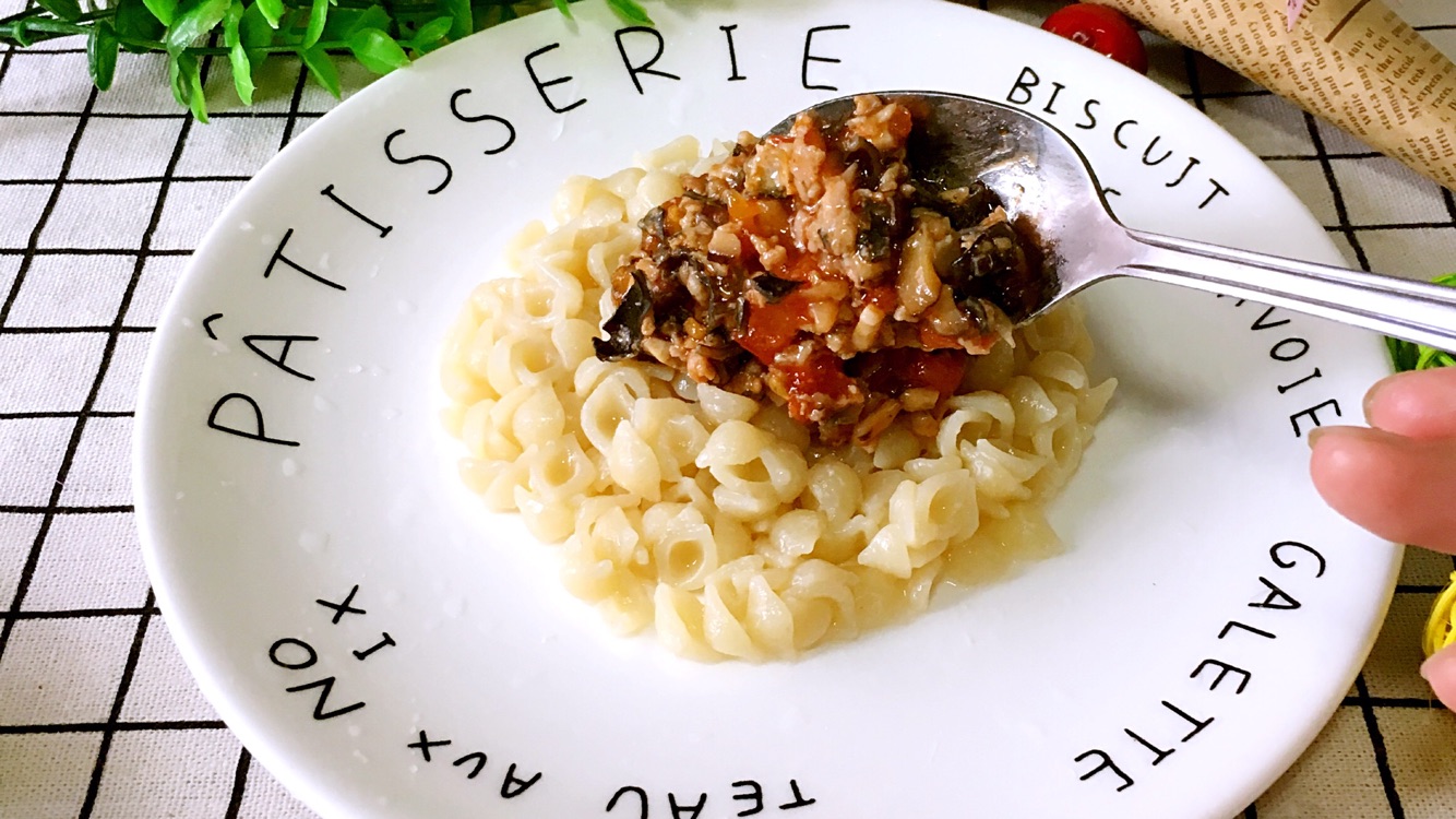 Noodles with mushroom and meat sauce