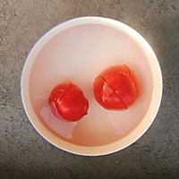 西红柿鸡蛋挂面的做法图解1