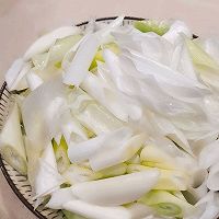 又鲜又嫩的葱爆羊肉的做法图解1