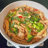 腐竹炒肉好下饭的做法图解6