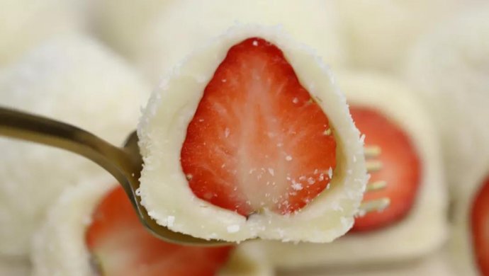 莓控福利！能咬到整颗草莓的糯米糍，一口下去超满足！