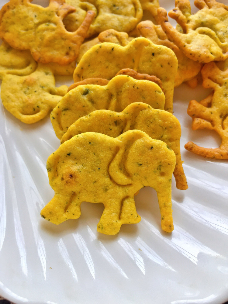 小红锅制作：蔬菜饼干的做法