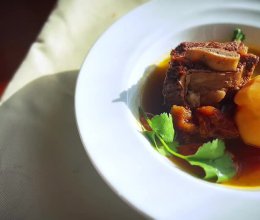 慢炖土豆番茄牛排骨汤的做法