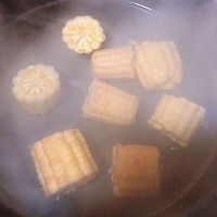 #给年味整点鲜的#高蛋白低卡-海鲜豆腐汤的做法图解2