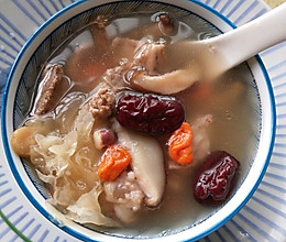两款夏季清热消暑的汤:清补凉猪骨汤/玉米胡萝卜马蹄猪骨汤的做法