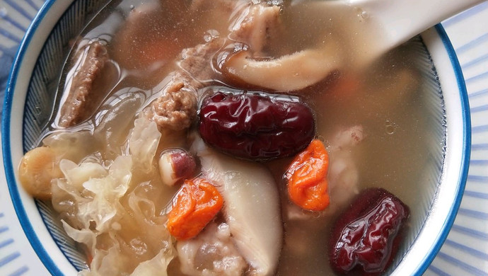 两款夏季清热消暑的汤:清补凉猪骨汤/玉米胡萝卜马蹄猪骨汤
