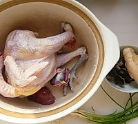 黑木耳炖鸡汤的做法图解1