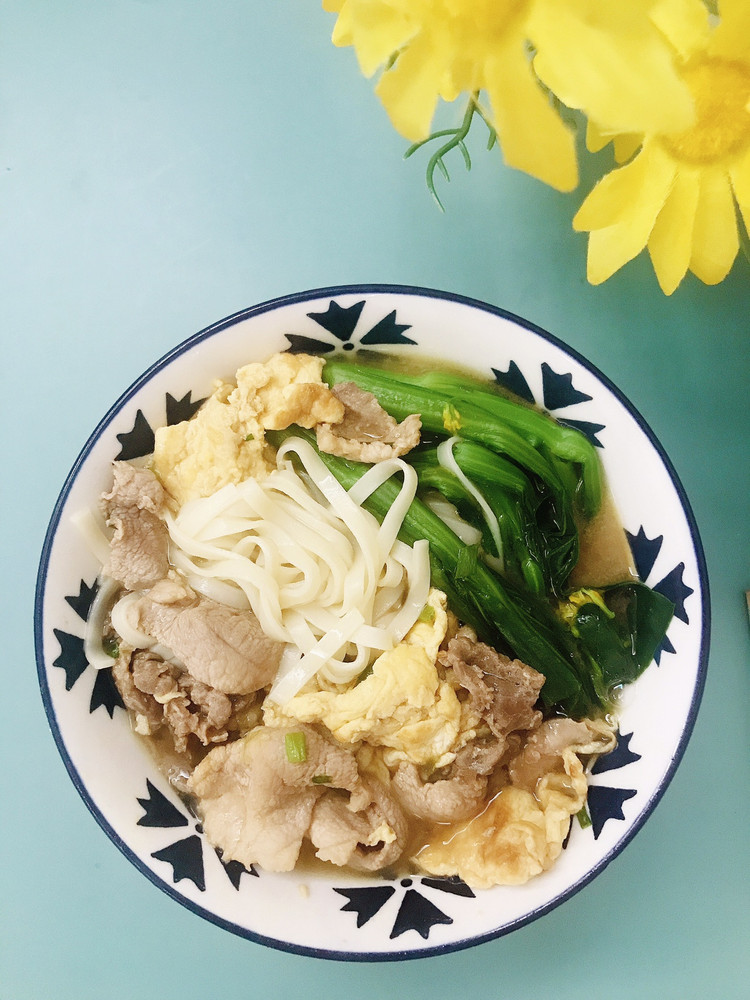 鸡蛋肉片面的做法