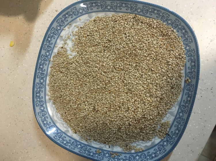 芝麻紫薯饼的做法图解1
