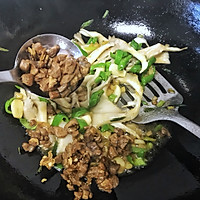 美味快手餐：蘑菇肉拌面的做法图解6