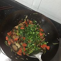 红萝卜炒腊肉的做法图解6