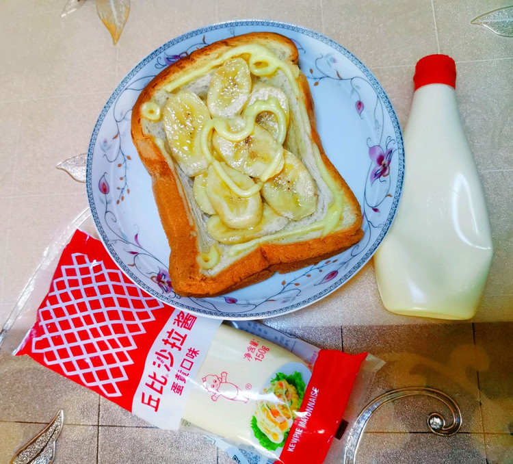 蛋黄酱之香蕉配面包片的做法