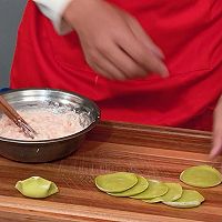 #春日养生局#可爱的虾饺，鸡汁加拿大北极虾饺的做法图解5