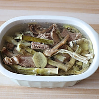笋干老鸭煲+蒜蓉粉丝虾的做法图解3