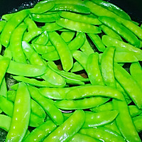 荷兰豆炒腊肠的做法图解3