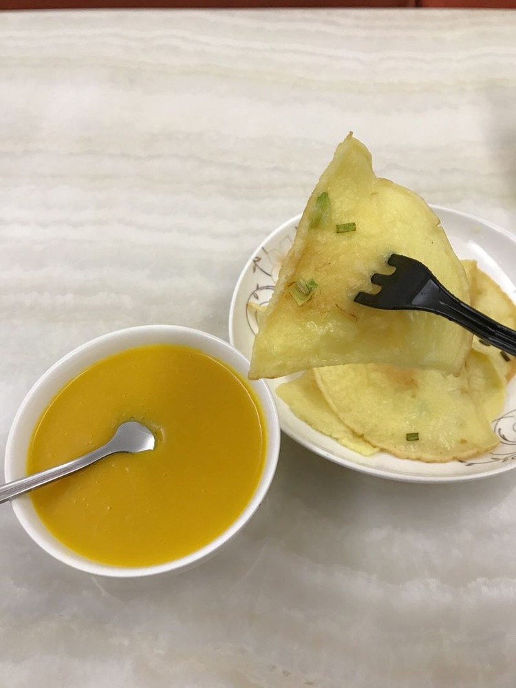 营养早餐【南瓜米糊粥➕鸡蛋葱煎饼】的做法