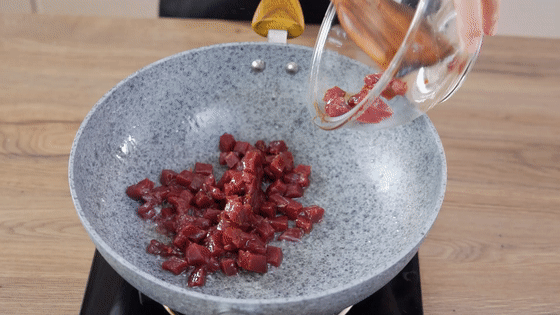 炒面这样做，鲜香入味超满足——牛肉酱笋丁炒面【孔老师教的做法图解7