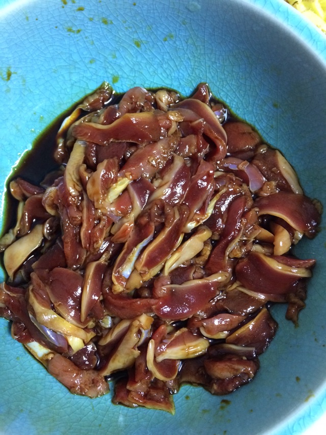 蒜苗酸辣鸡杂的做法图解1