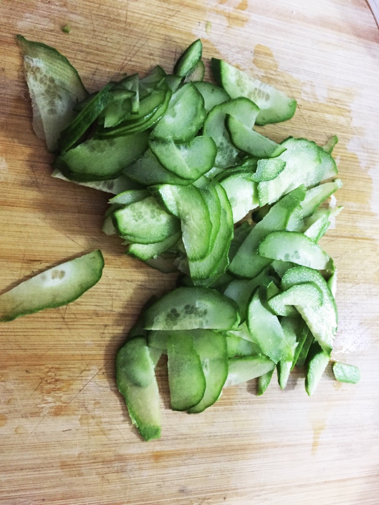 黄瓜紫菜蛋花汤的做法图解1