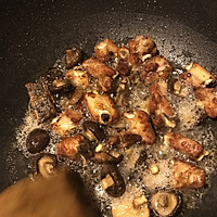 土豆香菇炖排骨的做法图解2