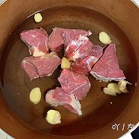 牛肉炖萝卜的做法图解2