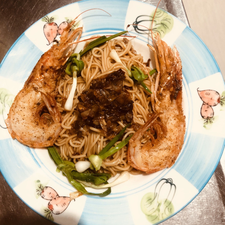 阿根廷红虾版葱油拌面的做法