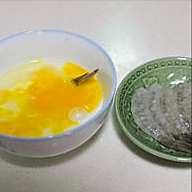 日本料理：鲜香清脆【什锦天妇罗】之炸虾的做法图解2
