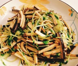 #奶香此刻，焙有钱花#减脂健康餐丨豆腐干炒豌豆苗的做法