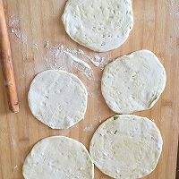 烙葱花油饼的做法图解12