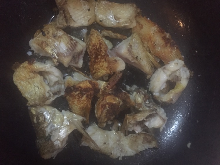 豆腐闷肚凌鱼的做法图解3