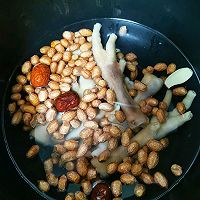 鸡脚炖花生的做法图解3