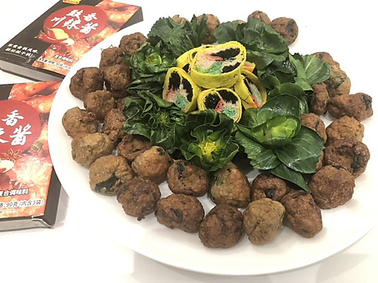肉丸蛋卷上海青摆盘的做法