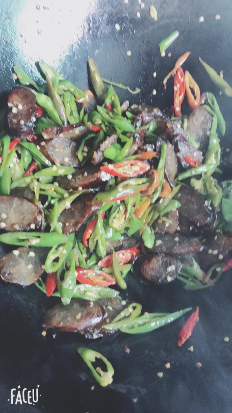 香肠炒辣椒的做法