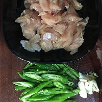 辣妹子辣，辣妹子啦  之 辣椒炒鸡肉的做法图解2