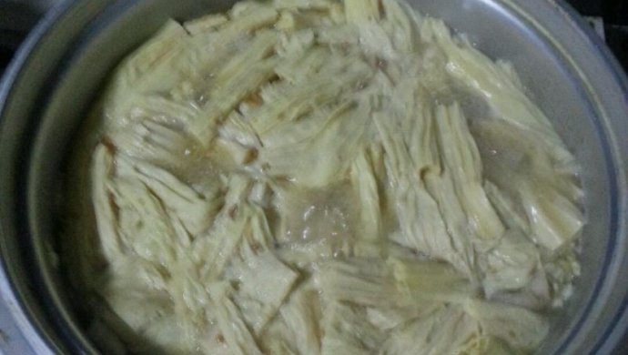 火腿鸡爪炖腐竹