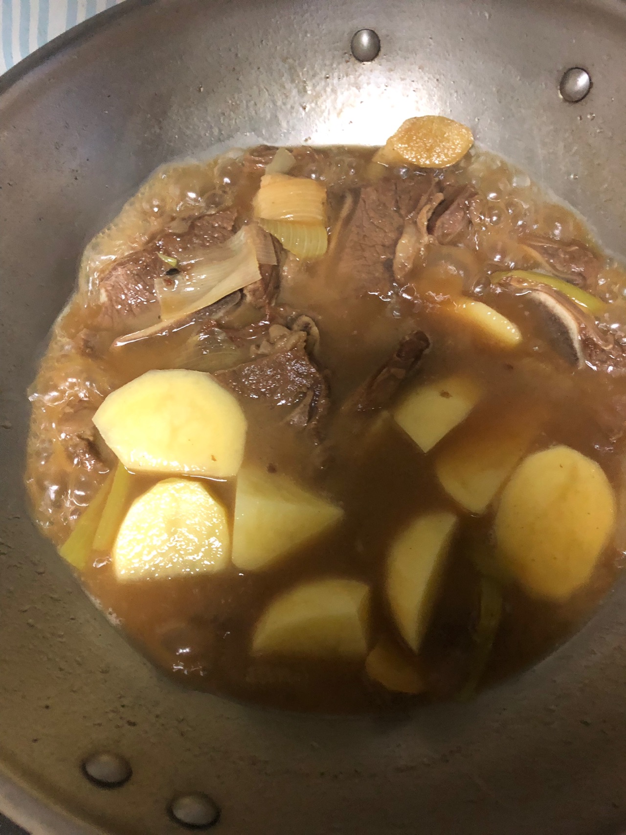 土豆炖牛肉的做法，牛肉软烂入味，土豆软糯，上桌连汤汁都不剩 - 哔哩哔哩