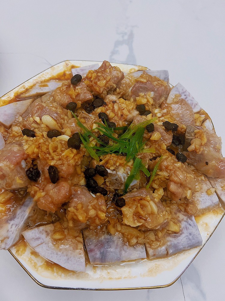 豆鼓蒜蓉排骨炊芋头的做法
