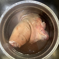#巨下饭的家常菜#如何榨干猪肘的全部营养价值：猪肘浓汤烫杂菜的做法图解1