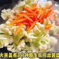 #鸡汁入家宴 感恩正当“食”# 鸡汁花菜炒蛋的做法图解1