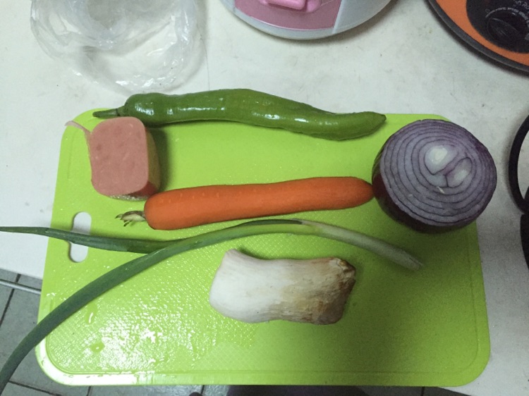 豪华虾仁什锦炒饭的做法图解1
