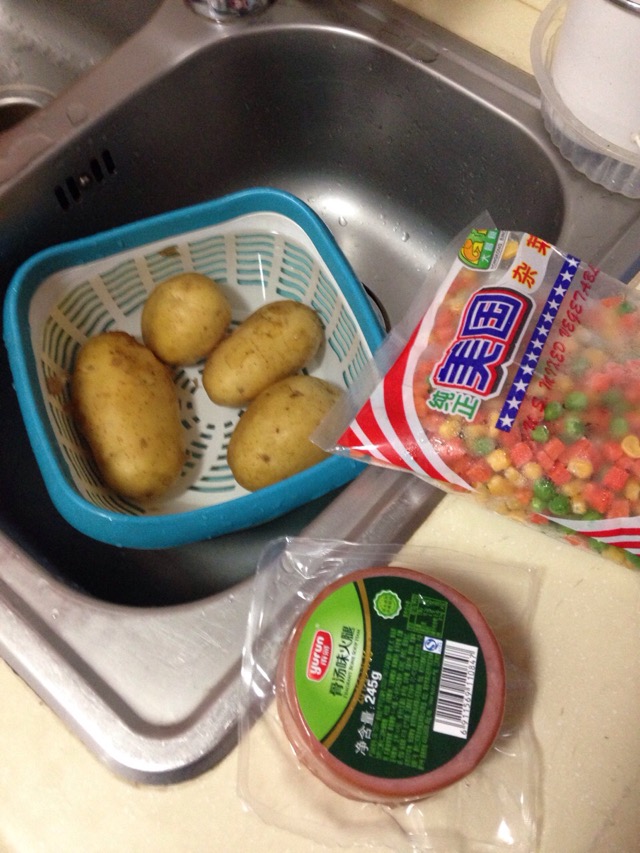 土豆泥色拉的做法图解1