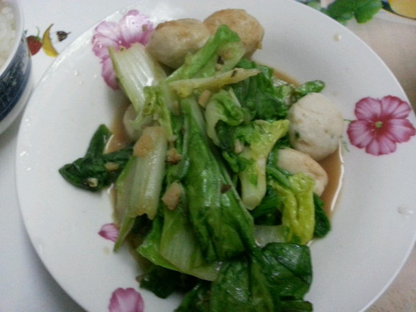 油麦菜炒青鱼丸