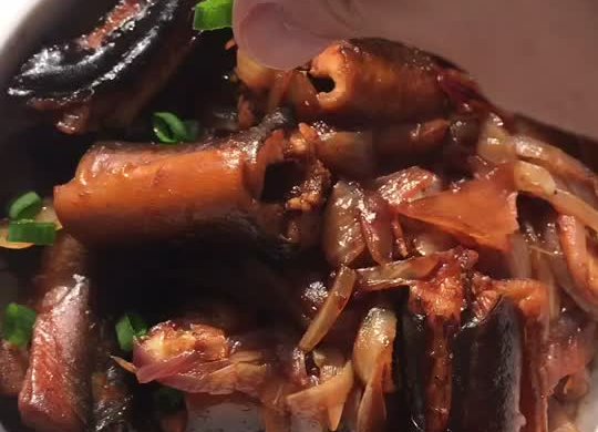 鲜活的红烧鳝段