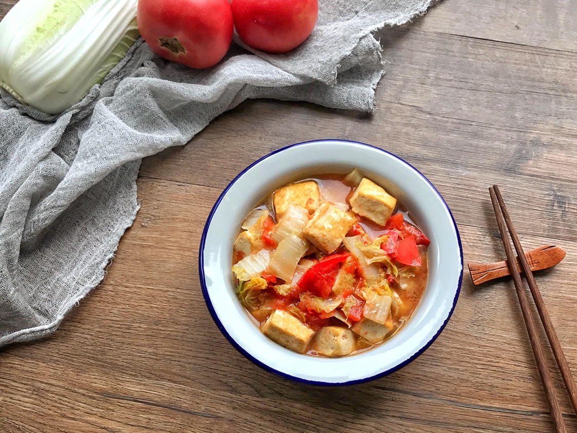 Stir fried tofu with tomato and cabbage