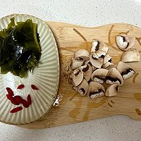 #春日尝鲜#刷脂口蘑裙带汤❗️热量低巨掉秤的做法图解1