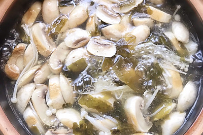 白蘑菇豆腐汤