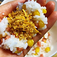 #夏日消暑，非它莫属#剩米饭变身日式肉松玉米小饭团的做法图解5