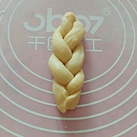 蛋黄辫子餐包的做法图解7
