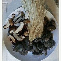 【周太家常菜】—韩式菌菇海鲜汤的做法图解1