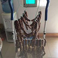荷兰豆炒腊肠的做法图解1